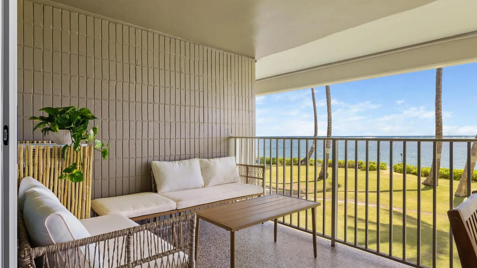Luxurious Beachfront Condo Hau'ula