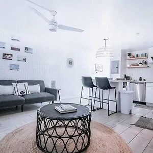 Modern 2 Bedroom Ground Floor Getaway Apartment